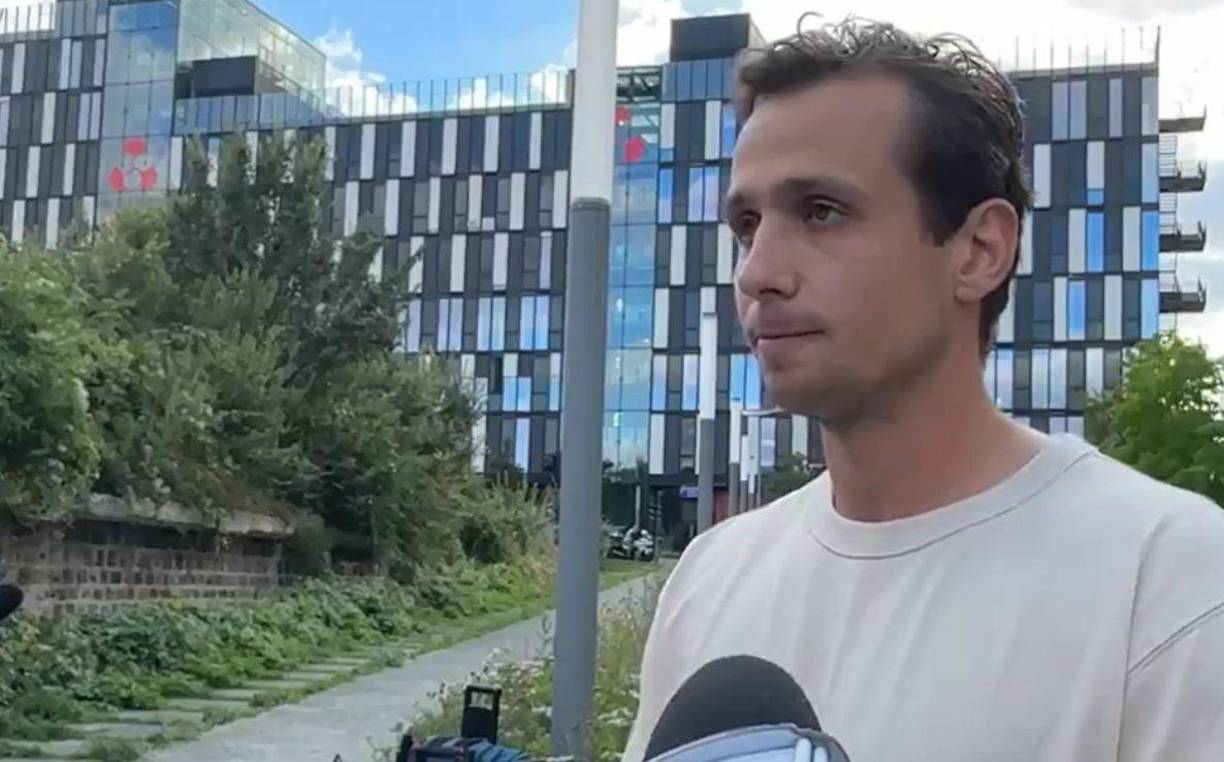 “En primer lugar me gustaría disculparme por lo que ha ocurrido en las últimas 24 horas. Cometí un error terrible. Asumo toda la responsabilidad por mis acciones”, dijo Craig al salir de las oficinas de la policía.