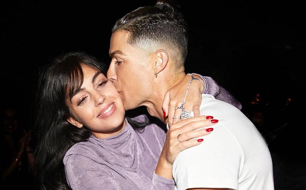 Según afirma el portal de noticias Depor, cuando el tío se enteró que Georgina estaba saliendo con Cristiano Ronaldo, se atrevió a enviarle un mensaje al futbolista advirtiéndole que no estuviera con ella.