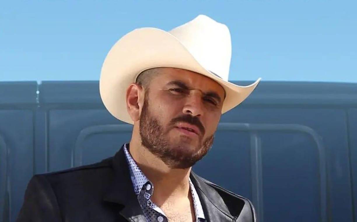 Por otra parte, El Komander replicó la imagen en sus redes sociales con la leyenda “sin celos, por favor”, lo que ha provocado una ola de comentarios y suposiciones de los seguidores de ambos famosos 