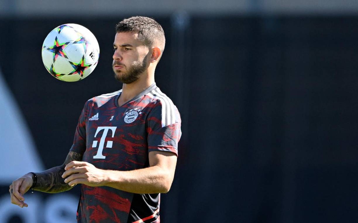Informa el diario AS que que Lucas Hernández le ha dicho claramente al Bayern que quiere fichar por el PSG. El conjunto bávaro exigiría 60 millones de euros más complementos por el defensor francés.