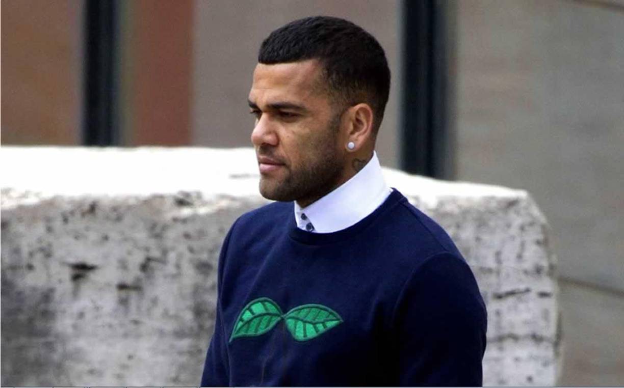 En todas las conversaciones, Dani Alves contó que lo que sucedió en el baño del reservado de la discoteca Sutton en la madrugada del pasado 30 de diciembre fue “con el consentimiento de la mujer”.