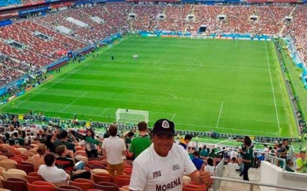 Vetado por ir al Mundial<br/>Como miles de mexicanos, Juan Antonio Villarroel fue al Mundial en Rusia para asistir al partido México-Alemania. Se tomó la foto del recuerdo durante el histórico partido en que el país latinoamericano venció al campeón del mundo, y la publicó en internet.<br/>Este gesto, en plena época de campaña electoral, le costó su candidatura a la alcaldía de Atlixco, en Puebla.<br/>Villarroel 'no debió eludir, abandonar y ser omiso en sus responsabilidades que tenía como candidato', determinó su partido Morena, al anular su candidatura.<br/>