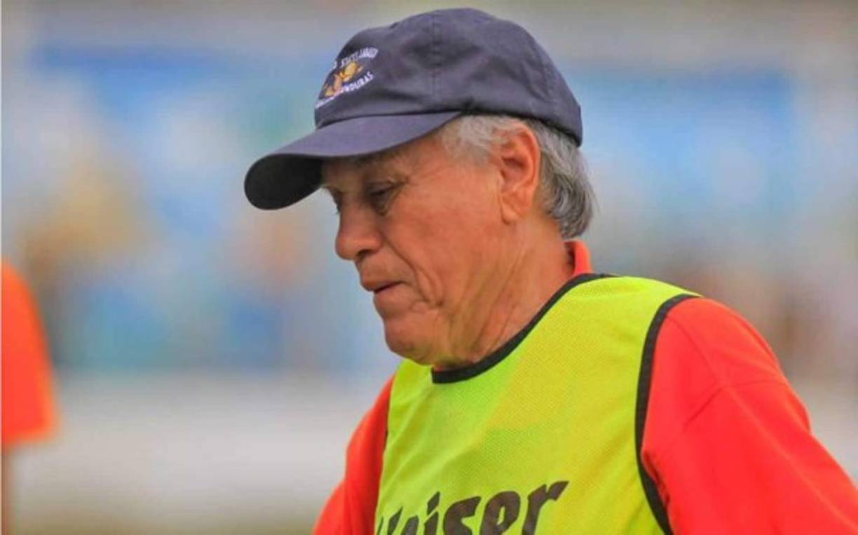 Chelato llegó inclusive a entrenar fuera del país, dirigió a la Selección Nacional de Belice.