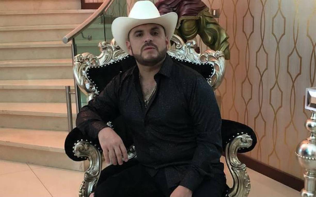 El cantante del género regional mexicano El Komander, compartió en sus cuentas de Facebook e Instagram una fotografía junto a la sensual modelo. 