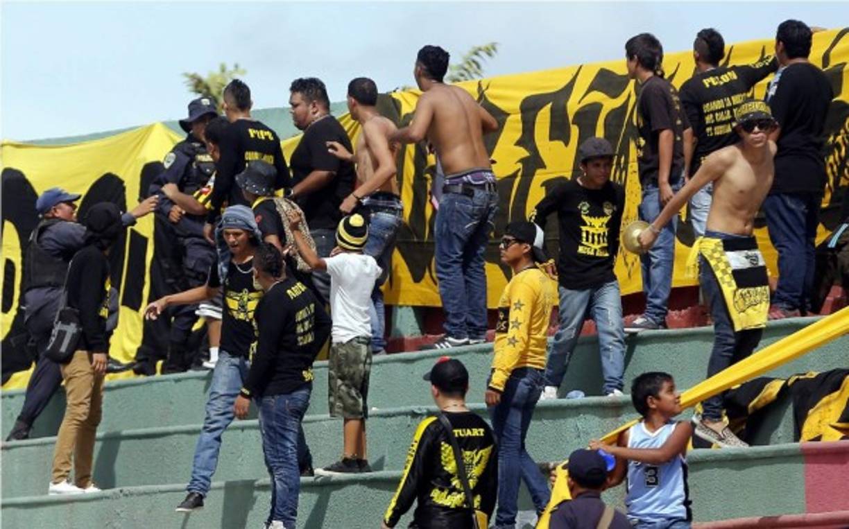 La barra del Real España estuvo acompañando a su club.