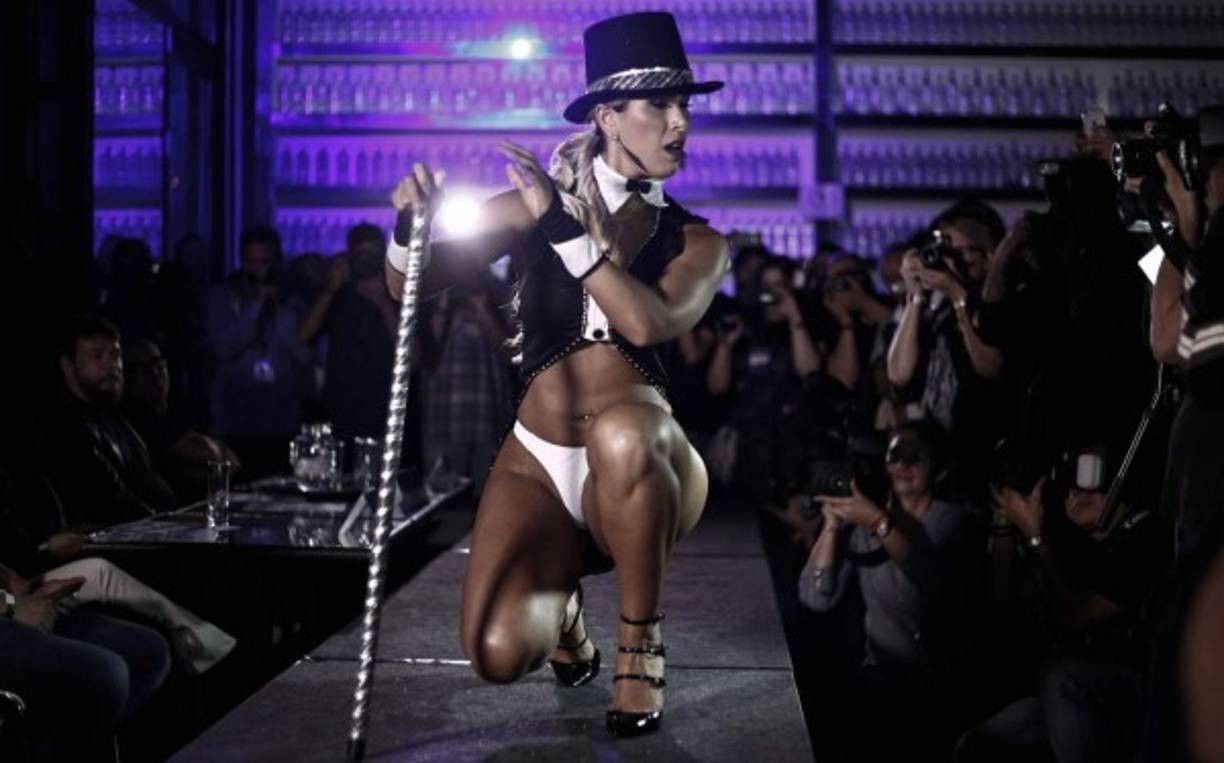 "Una de las concursantes posa en la pasarela durante el concurso Miss Bumbum Brasil 2016 en Sao Paulo. AFP"