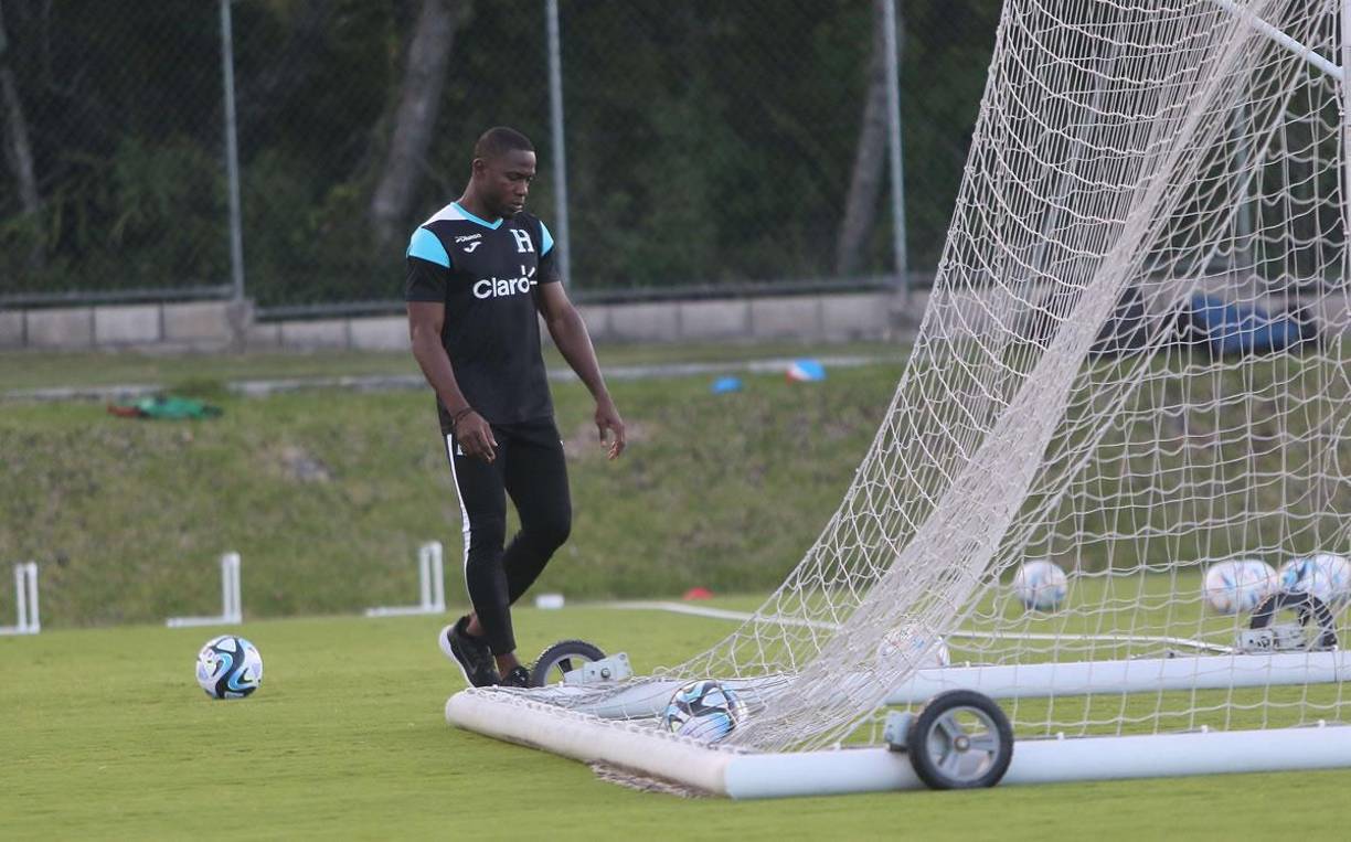 Maynor Figueroa revisa las porterías de la cancha 2 del Centro de Alto Rendimiento José Rafael Ferrari. El exjugador es uno de los jugadores más queridos por la entidad olimpista.