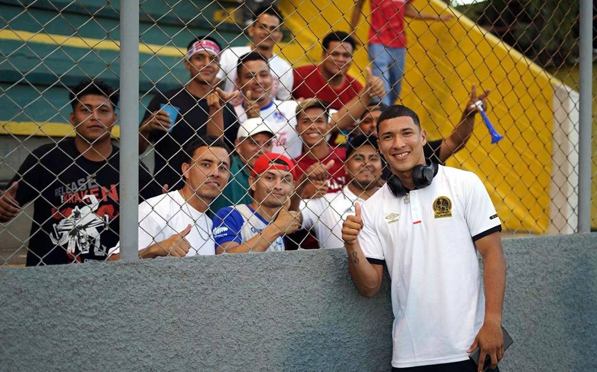 Kevin López fue sorprendido por sus amigos en el Micheletti y posó junto a ellos.