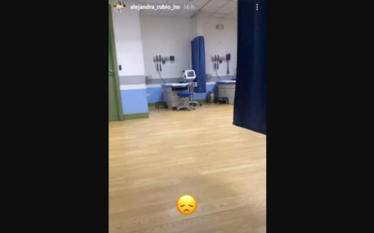 Este es el momento en el que la presentadora llegaba al hospital.
