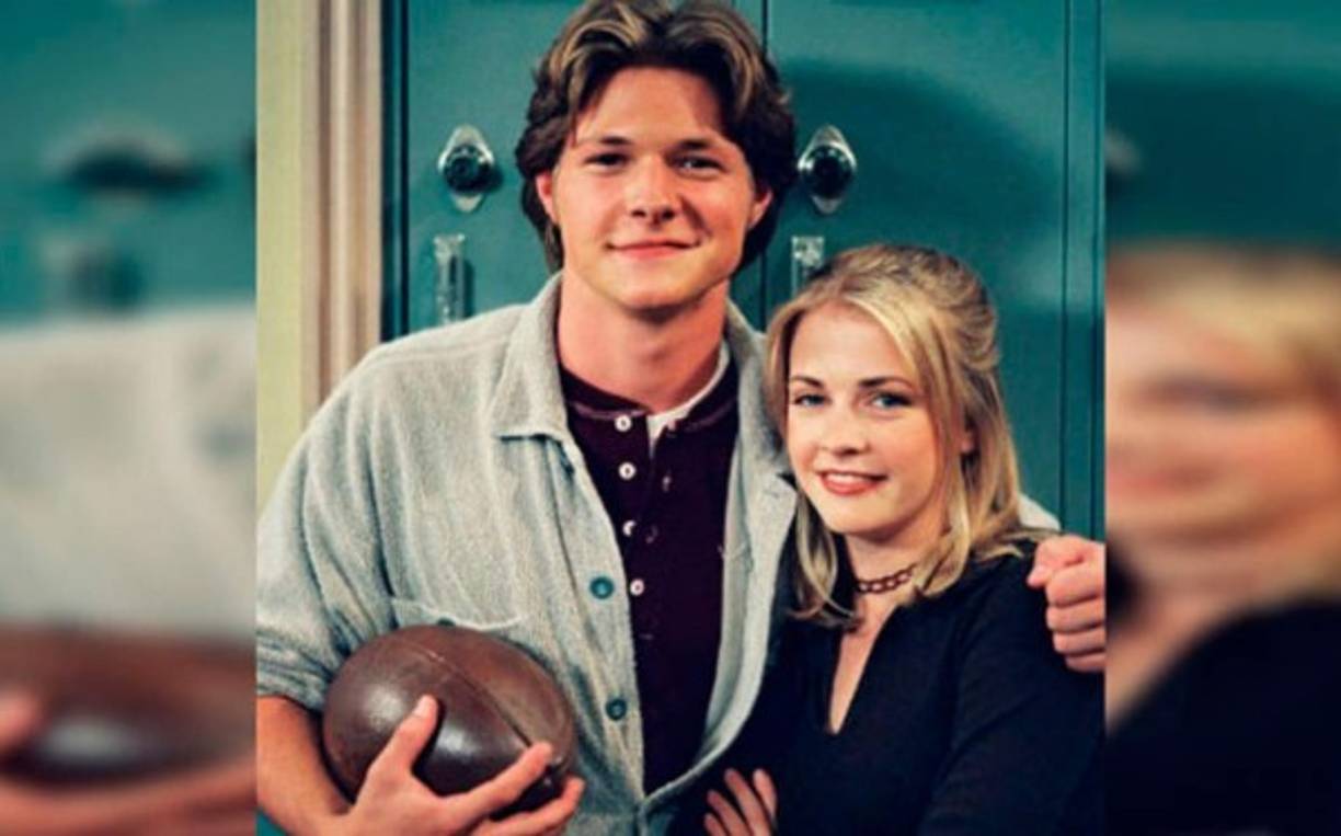 La serie transmitió su primer episodio en 1996; es decir hace 23 años. <br/><br/>Desde entonces uno de los personas que más ha cambiado es el novio de la jovencita con poderes especiales. <br/><br/>Pues de su imagen de joven apuesto: rubio, ojos azules y de gran sonrisa no queda nada.