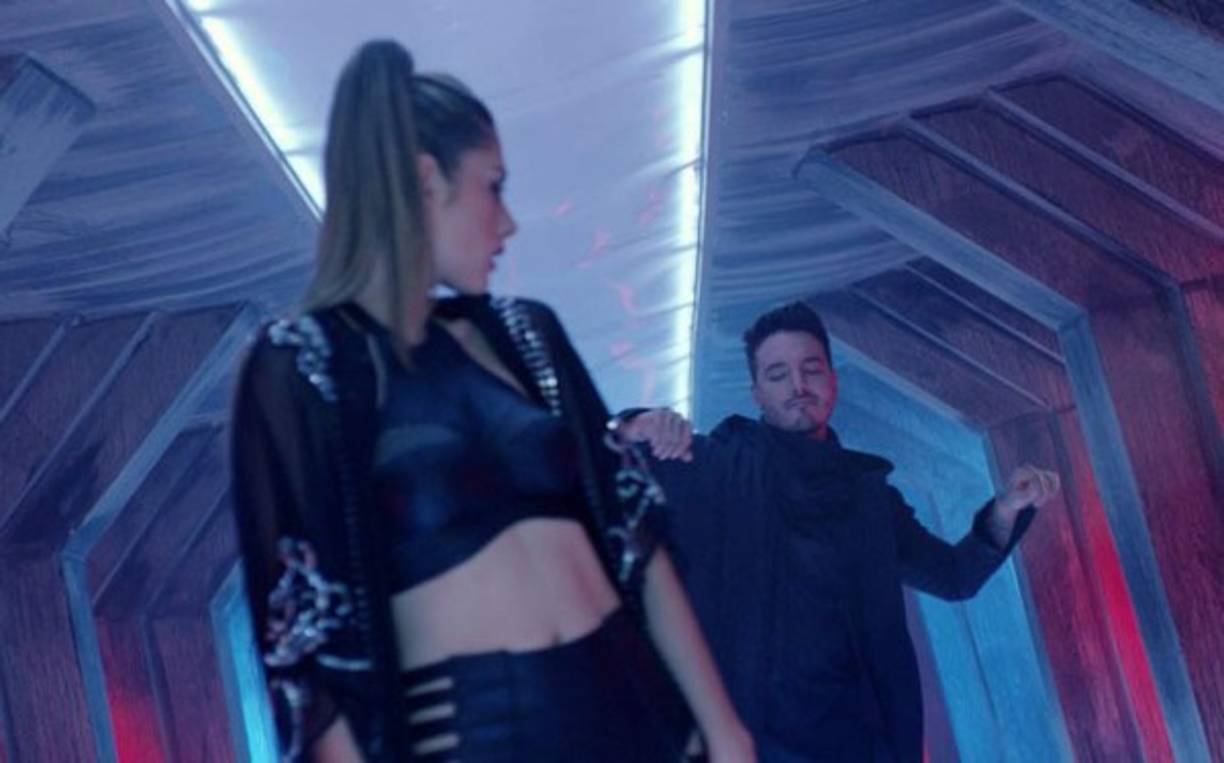 Ginza: Recientemente un Padre católico de Puerto Rico declaró que el exitoso tema de J Balvin “Ginza” esconde en su grabación mensajes dedicados al mismo diablo. Según asegura el religioso, al aplicar reversa al audio de la canción fue como se dio cuenta el verdadero mensaje que porta la canción.