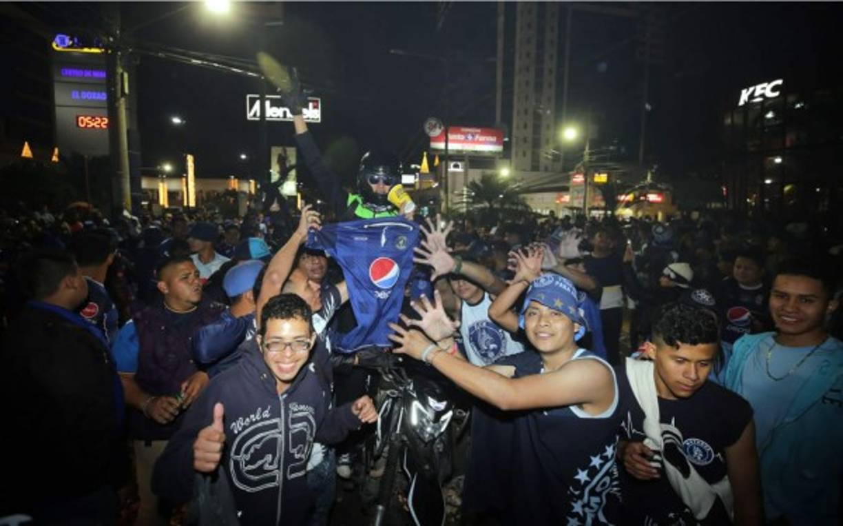 Los aficionados del Motagua se lanzaron las calles de Tegucigalpa para teñir de azul la capital de Honduras celebrando el título que le ganaron al Olimpia.