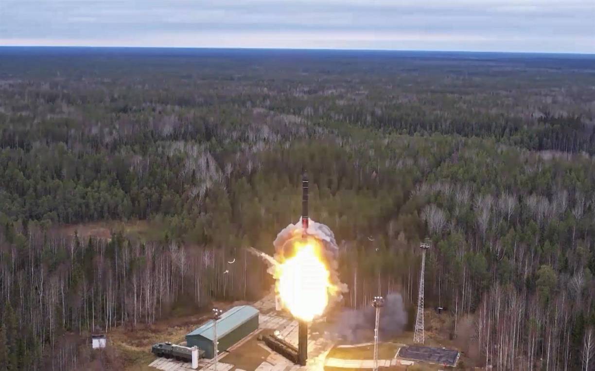 Las anteriores maniobras tuvieron lugar días antes del comienzo de la campaña militar rusa y ensayaron el lanzamiento de armamento hipersónico, capaz de burlar cualquier escudo antimisiles, según Moscú.