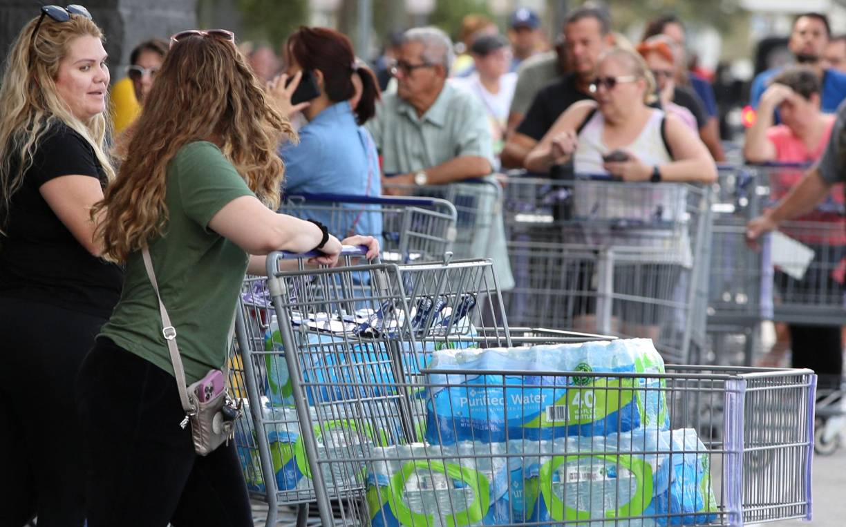 En la trayectoria pronosticada, se prevé que el centro de Ian pase al suroeste de Jamaica hoy y cerca o al oeste de las Islas Caimán temprano el lunes.