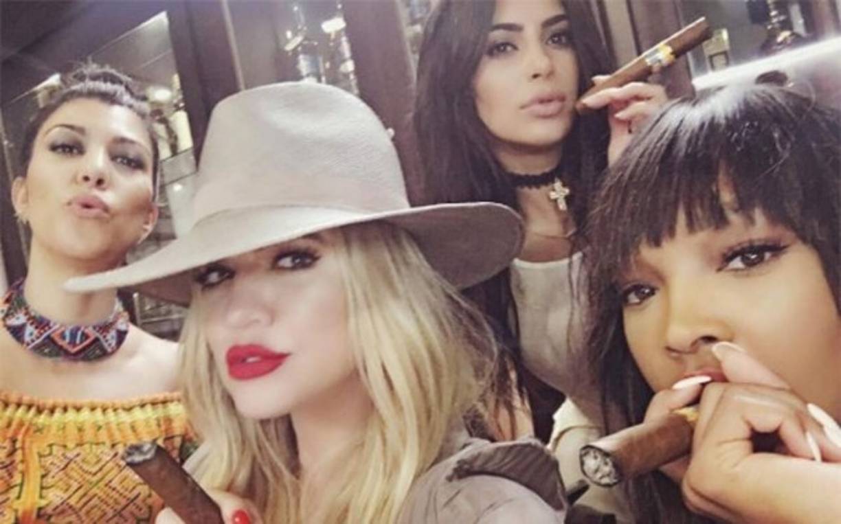 Las celebridades llegaron a la isla este martes, registrando escenas para su reality Keeping Up With The Kardashians. Los detalles de su viaje ya están plasmados en redes sociales.