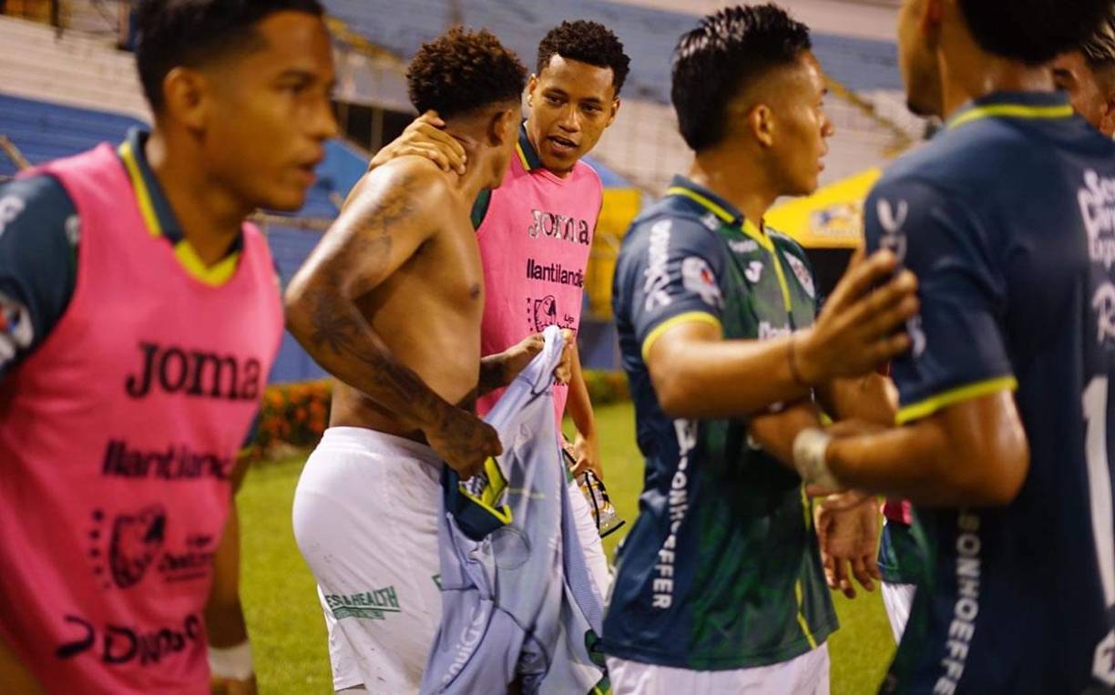 Cristian Sacaza celebró el gol con sus compañeros a un costado de la cancha.