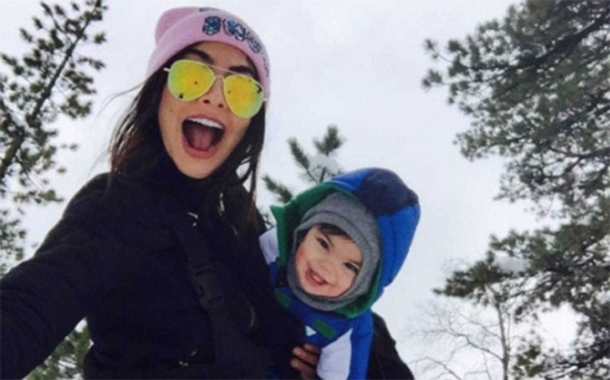 Ante las cámaras de La banda o Nuestra Belleza Latina, ambos de Univisión, Alejandra Espinoza luce muy glamurosa, pero al llegar a casa con su hijo Matteo, de 10 meses, tiene que vestirse de mamá.