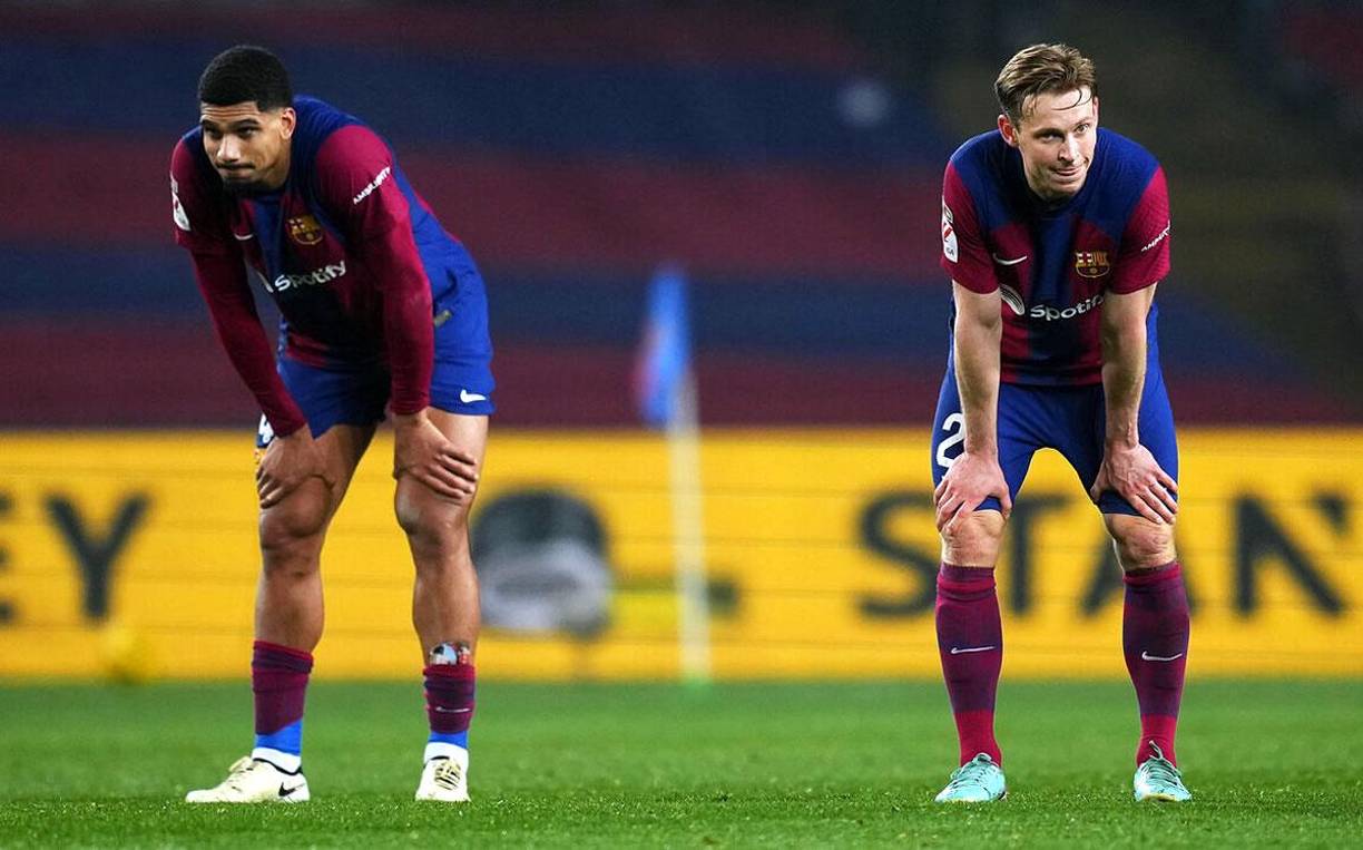 Ronald Araújo y Frenkie de Jong, abatidos por la derrota del Barcelona ante el Villarreal.