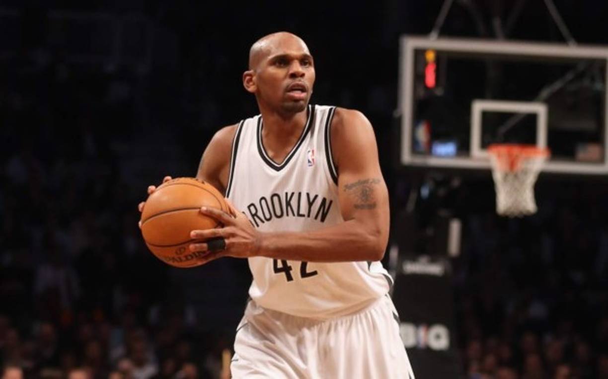 Este es el ex jugador de la NBA, Jerry Stackhouse que hoy arriba a sus 41 años.