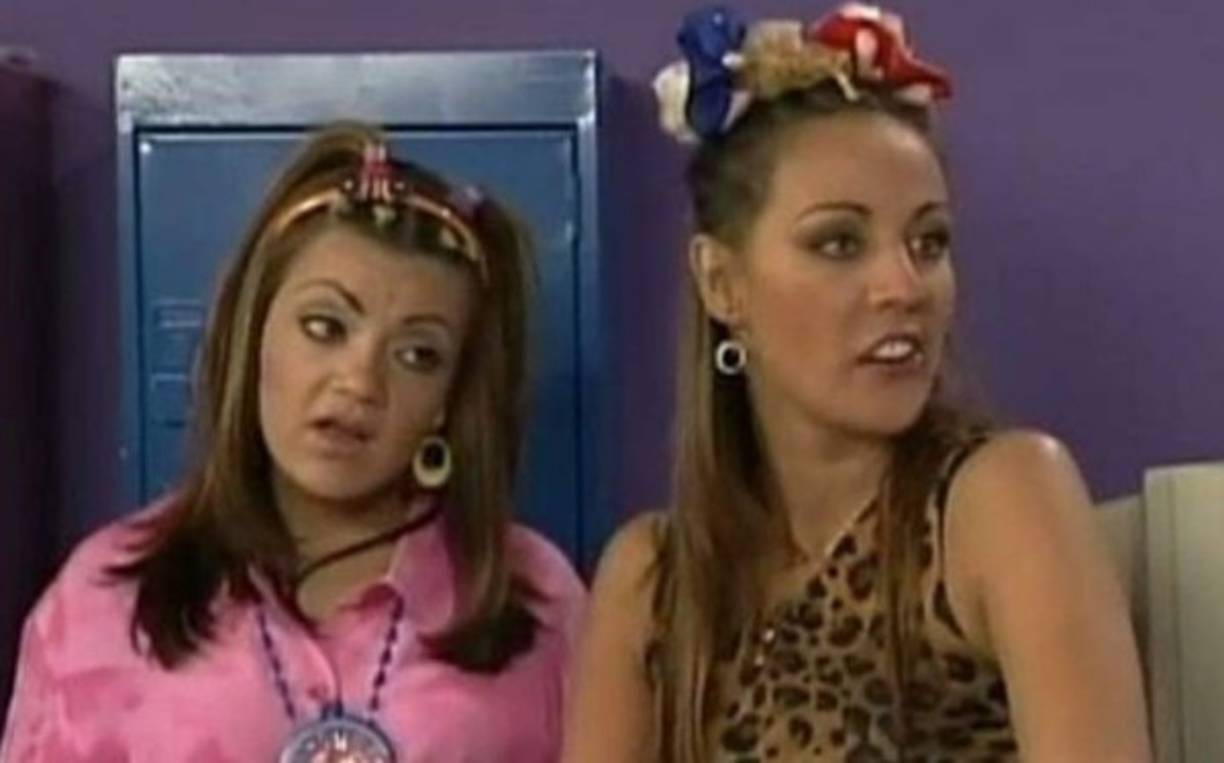 Después de que Televisa vetara a Consuelo Duval y buscara trabajo en TV Azteca, Consuelo estrenó su programa Julia contra Julia, pero para sorpresa de Lorena ella no fue tomada en cuenta para participar en la producción.