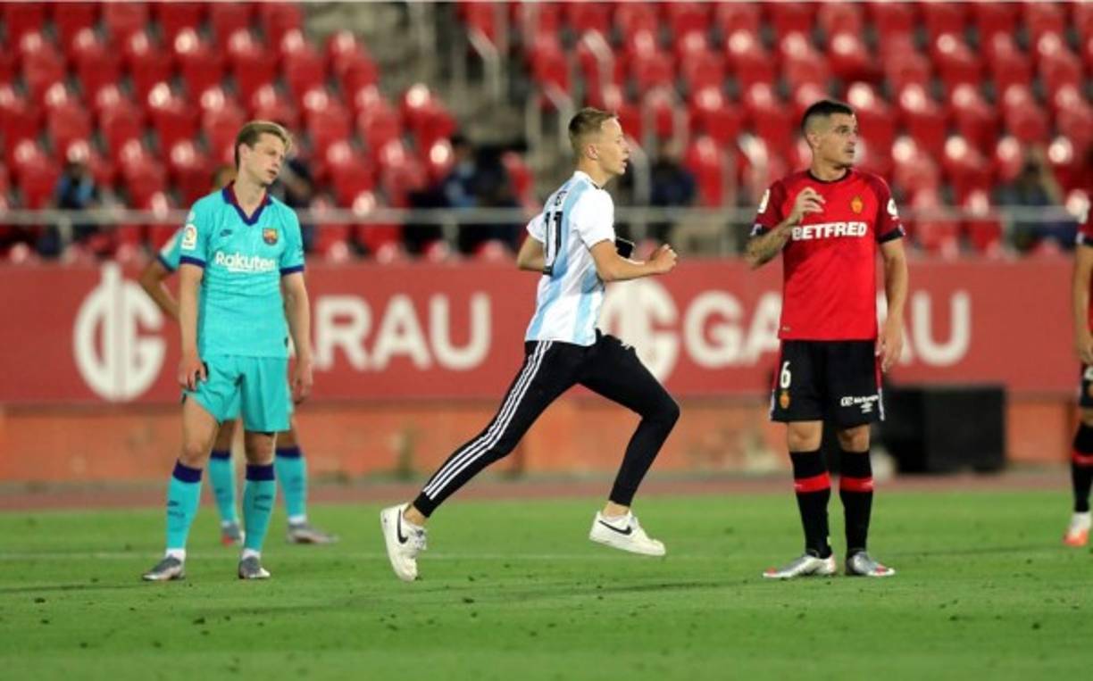 Un espontáneo, vestido con la camiseta de Argentina y sin mascarilla, logró burlar las medidas de seguridad para saltar al campo en el pleno partido a puerta cerrada entre el Mallorca y el Barcelona e intentar hacerse un selfi con Jordi Alba.