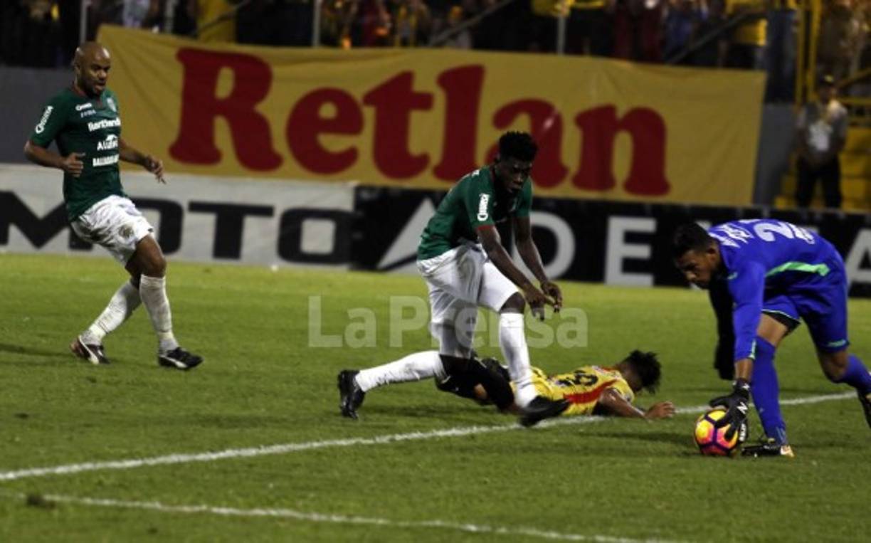 Seguimiento a la polémica jugada penal de Bryan Barrios a Iván López.