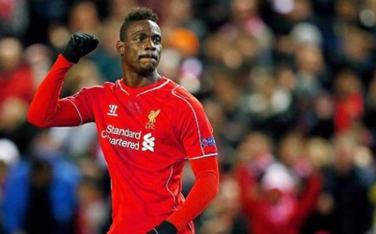 Tottenham Hotspur's Ivorian defender Serge Aurier warms up before the UEFA Champions League group H football match Real Madrid CF vs Tottenham Hotspur FC at the Santiago Bernabeu stadium in Madrid on October 17, 2017. / AFP PHOTO / GABRIEL BOUYS