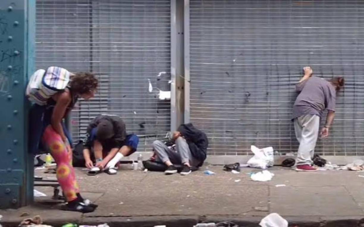 Además, se acusa a la empresa de vender xilacina, un sedante para animales utilizado ilícitamente como adulterante de opioides. Este compuesto, conocido como “tranq”, ha alarmado a las autoridades por causar graves daños en los usuarios, incluidos efectos que provocan la descomposición de tejidos.