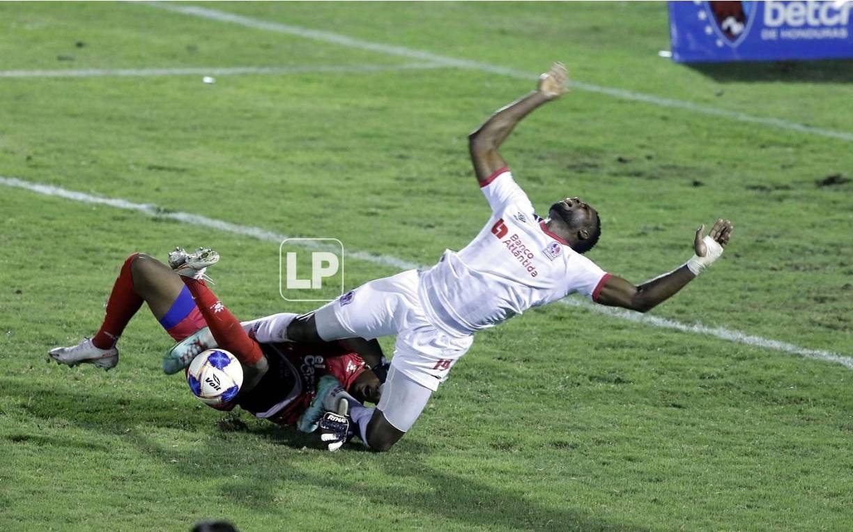 Yustin Arboleda cayó al suelo tras la acción con ‘Buba‘ López.