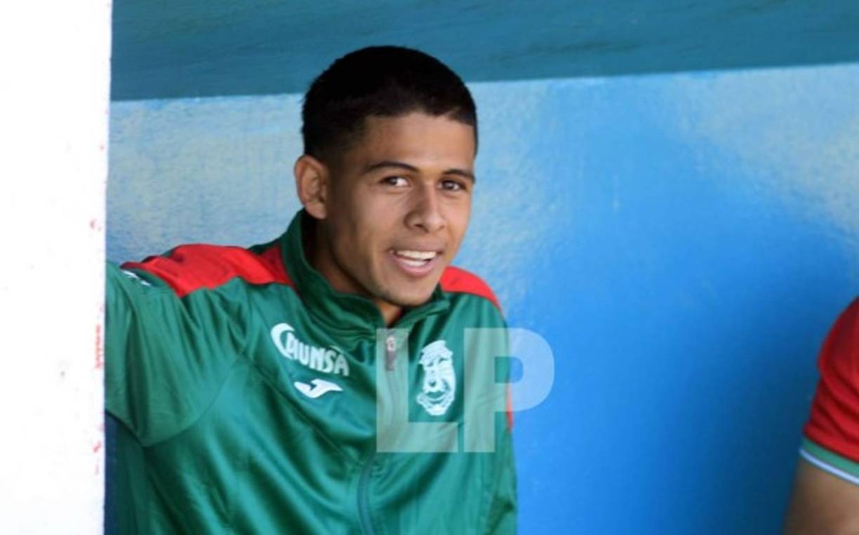 Cristian Cálix no pudo jugar con el Marathón ante Motagua porque no le ha llegado el pase, pero acompañó al equipo.