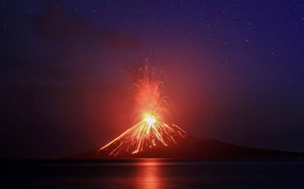 El volcán Anak Krakatoa, que originó el tsunami que se saldó con más de 400 muertos la semana pasada en Indonesia, ha perdido las dos terceras partes de su altura tras la erupción que causó la catástrofe, indicó el sábado una fuente oficial.