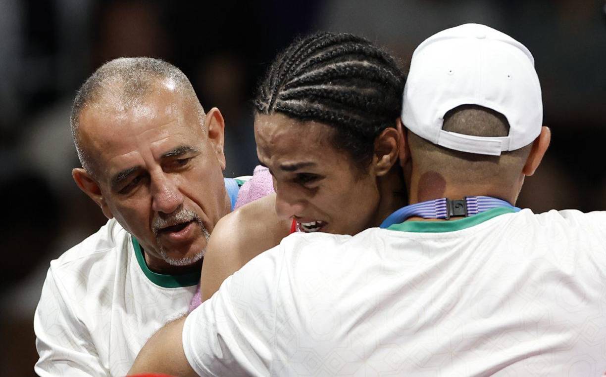 Los funcionarios de la IBA, incluido el oligarca ruso vinculado al Kremlin Umar Kremlev, presidente del organismo deportivo, que participó de manera remota en videollamada, dieron una serie de declaraciones contradictorias a una sala colmada de periodistas.