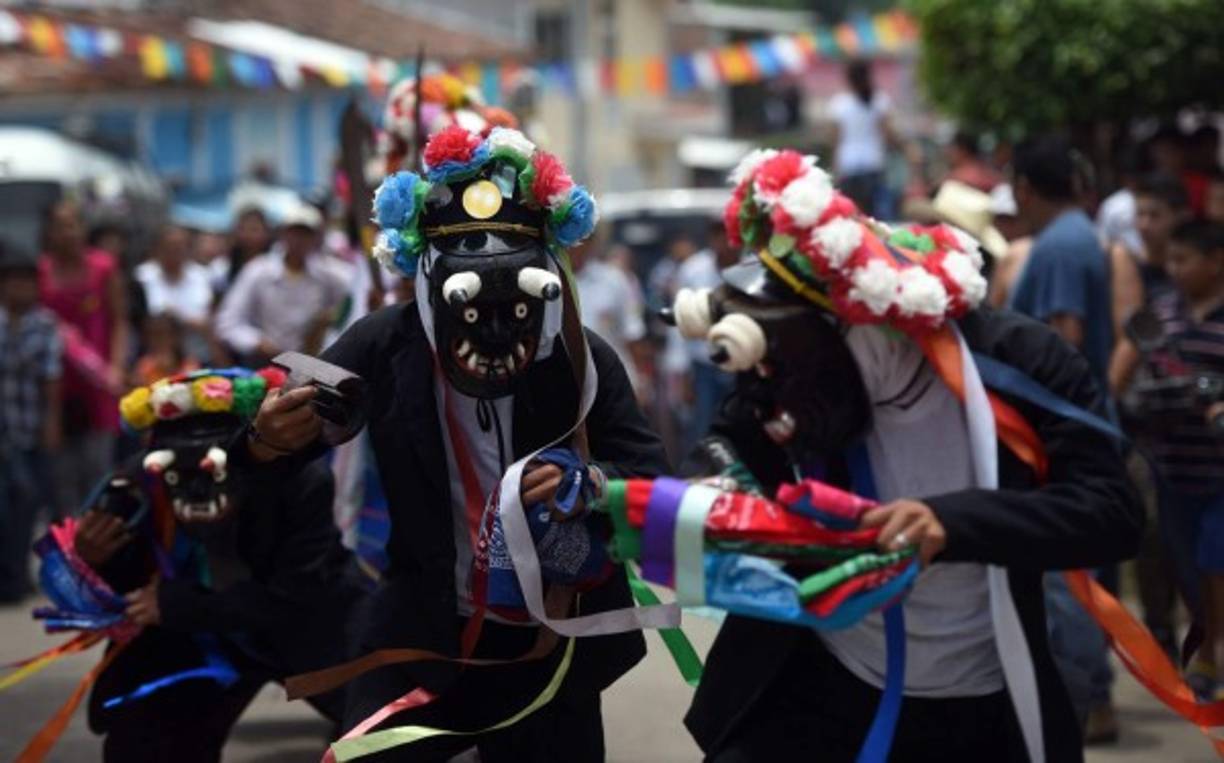 MIA39. MIAMI (ESTADOS UNIDOS), 24/08/2017.- El actor y músico estadounidense de origen cubano Jencarlos Canela posa a su llegada a la alfombra azul de los Premios Tu Mundo hoy, jueves 24 de agosto de 2017, en Miami (EE.UU.). Colores fuertes y sólidos, vestidos cortos y maquillajes 'nude' dominaron la alfombra azul de los Premios Tu Mundo, que esta noche reconocen en Miami (Estados Unidos) a los artistas y programas favoritos de la audiencia de Telemundo. EFE/Giorgio Viera
