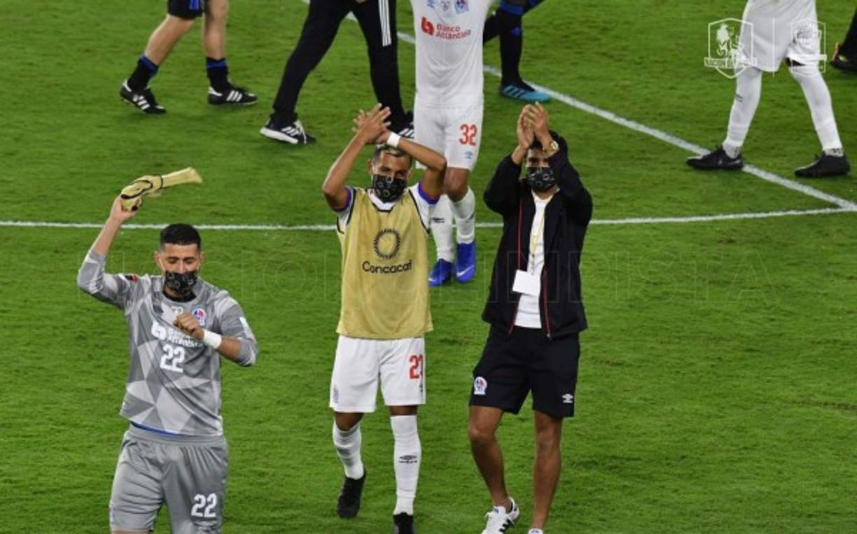 Los jugadores del Olimpia celebraron en el campo del estadio de Orlando la clasificación a semifinales de la Concachampions.