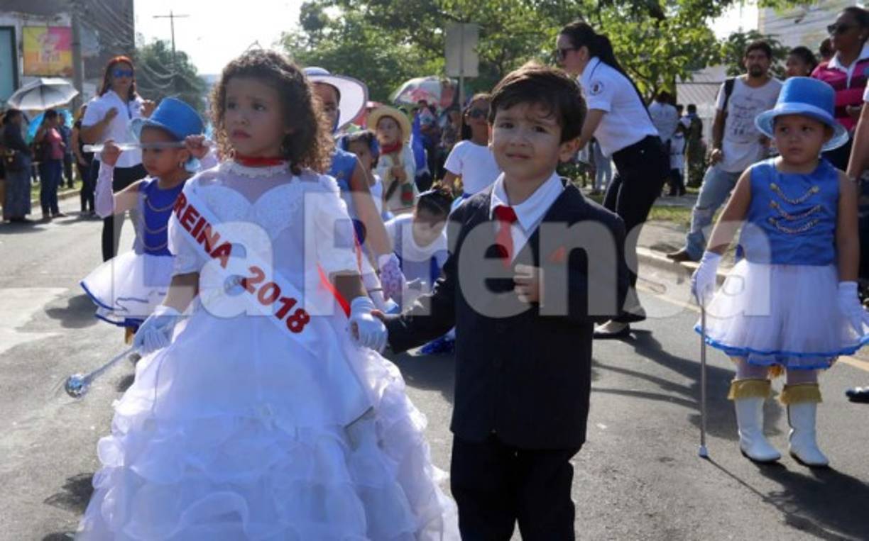 Muchos alumnos de escuelas del centro de San Pedro Sula desfilaron por la primera calle junto a sus maestros y padres de familia.