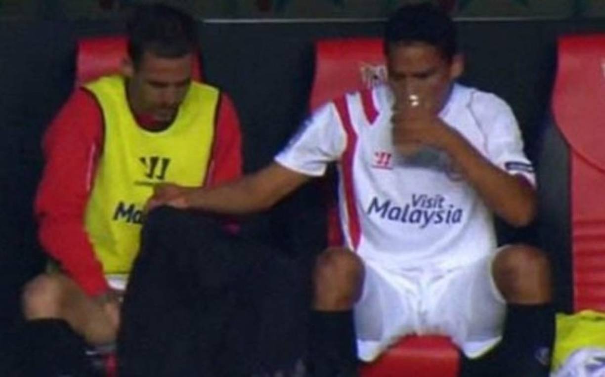 Fernando Navarro: Durante un partido ante el Elche, el jugador que estaba en Sevilla orinó en el banquillo ayudado por Carlos Bacca para que las cámaras de televisión no grabaran su acción.