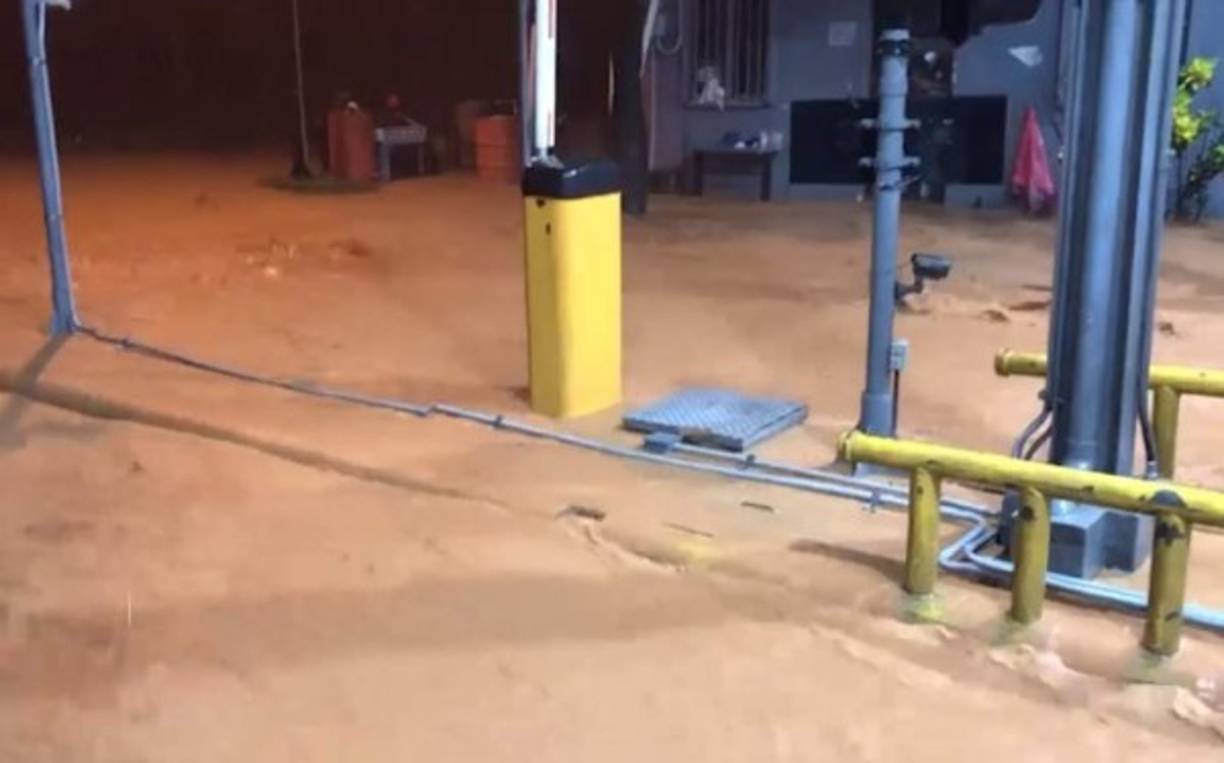 El peaje de Puerto Cortés se vio afectado por las lluvias que lo colapsaron.