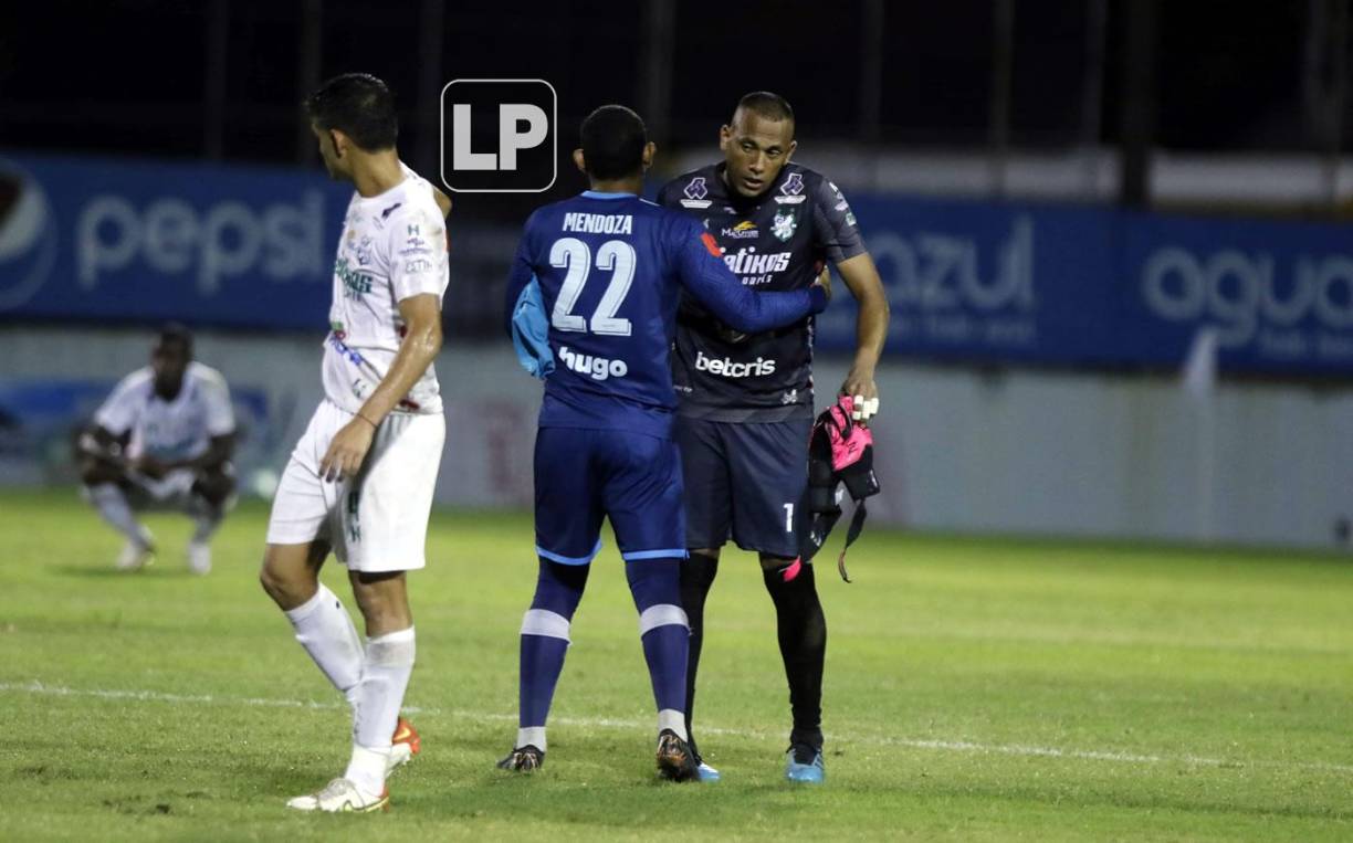 José Mendoza, portero de Olimpia, saludando a Rafa Zúniga, guardameta de Platense, al final del partido.