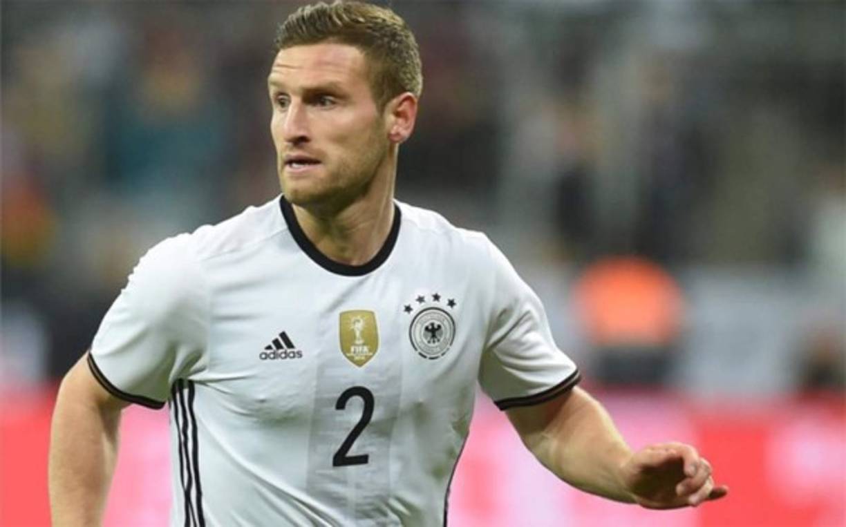 Según Sky Sports, el defensa del Arsenal, Shkodran Mustafi, interesa al Inter de Milan. El Arsenal, como mínimo, pediría 40 millones de euros, los mismos que les costó cuando lo ficharon del Valencia.