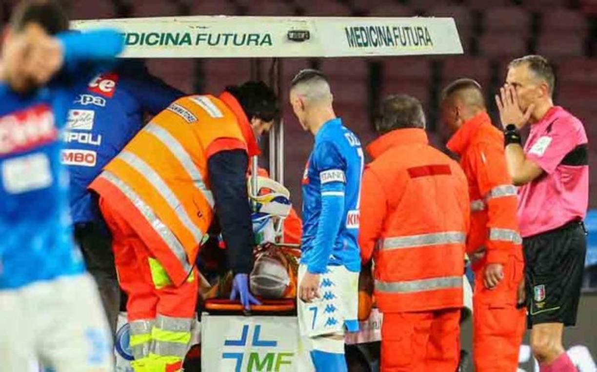 El portero internacional colombiano del Napoli, David Ospina, ha dado el susto en Italia este domingo tras desplomarse en el césped en pleno partido que disputaban ante el Udinese. FOTOS AFP.