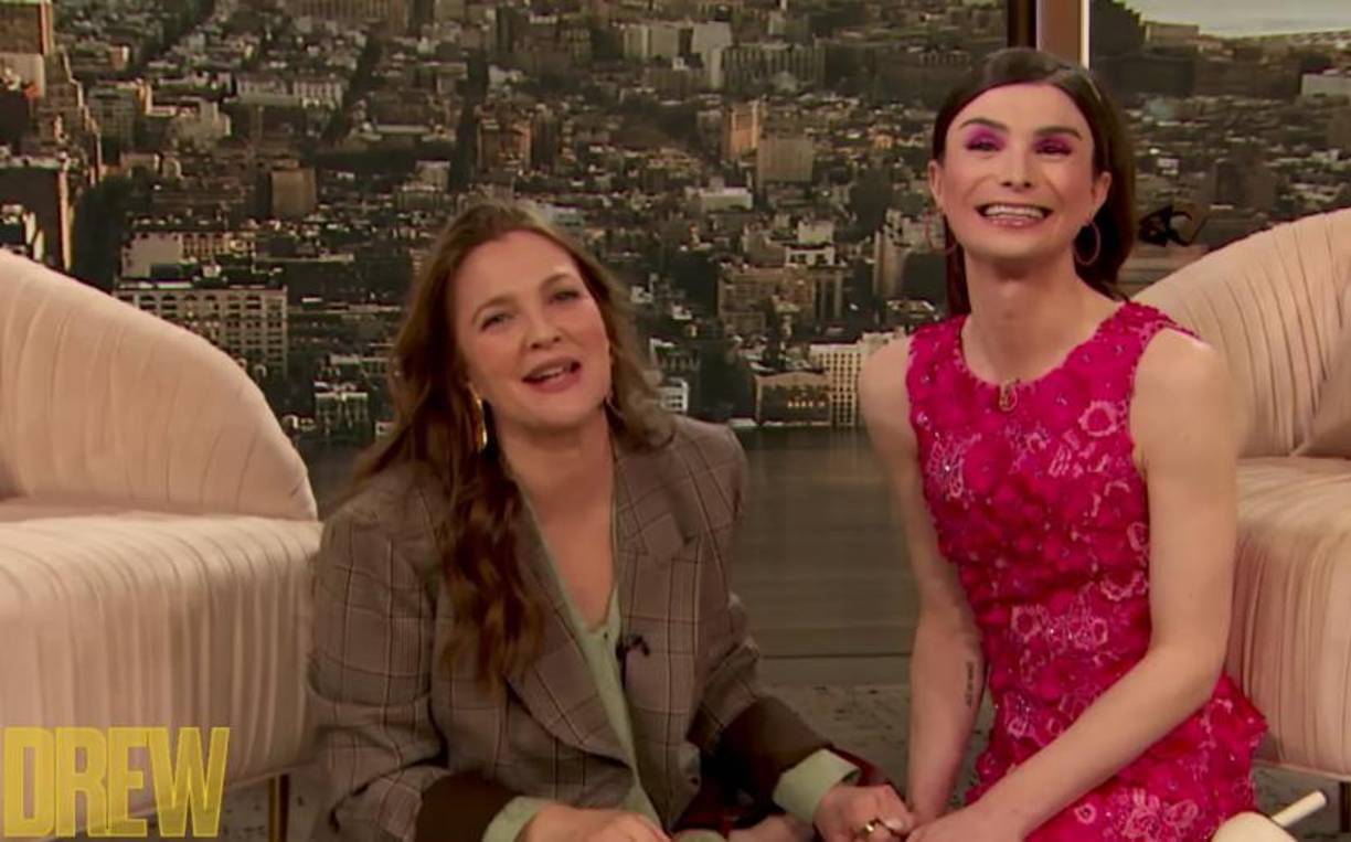 Un video de la actriz Drew Barrymore arrodillándose frente a él durante una entrevista se viralizó en redes sociales.