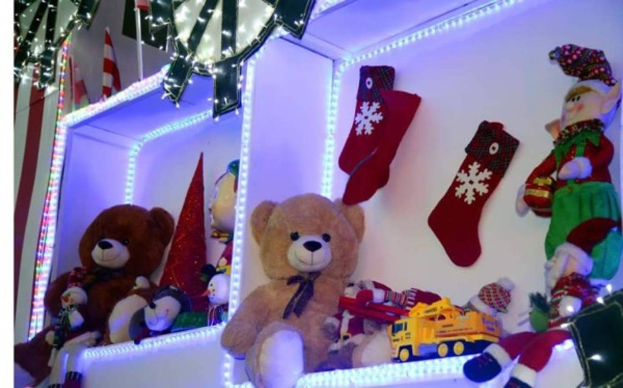 "La fábrica de juguetes dentro de la villa es un mundo soñado para los niños de la capital."