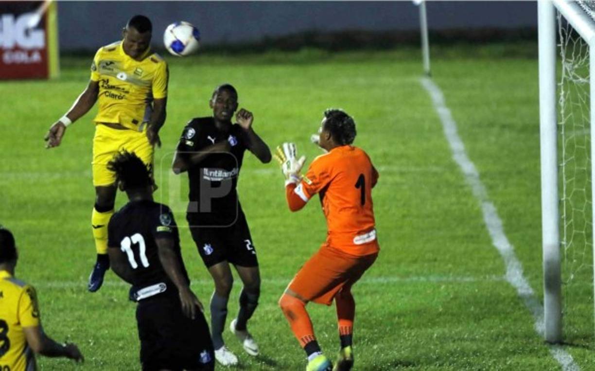 Con este cabezazo marcó Rony Martínez el tercero del Real España.