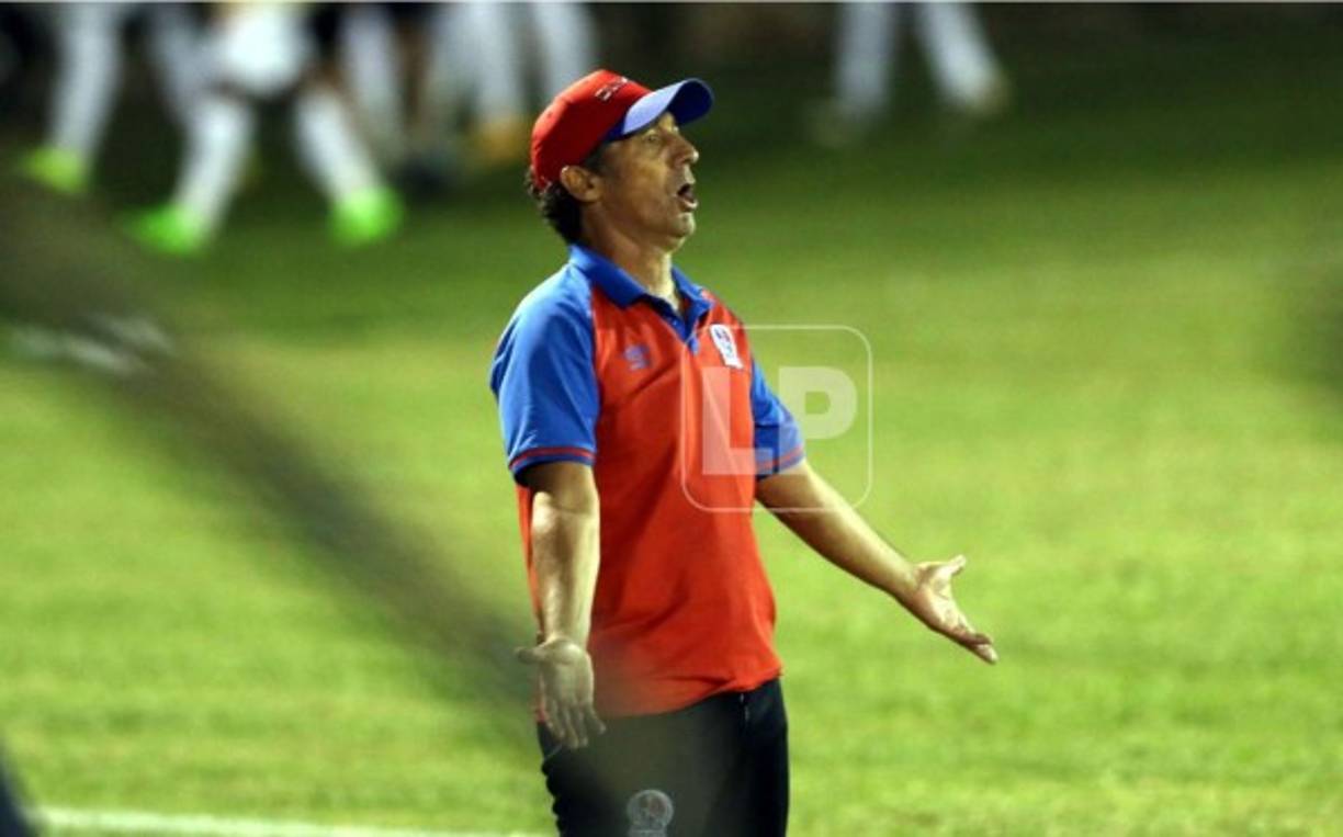 Pedro Troglio durante el partido contra el Real de Minas en Danlí.