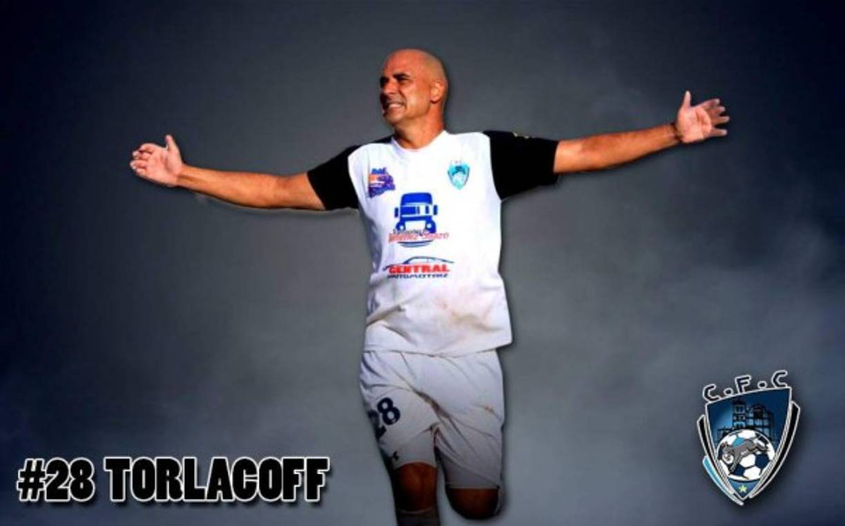 Óscar Torlacoff: El experimentado delantero uruguayo a sus 44 años de edad sigue jugando en Honduras y milita en el Comayagua FC.