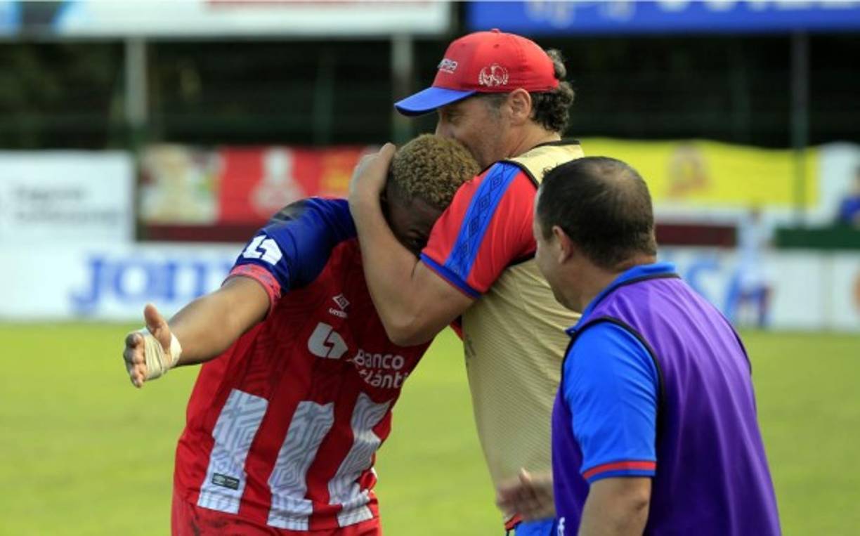 Deiby Flores se fue a celebrar con Pedro Troglio, quien lo felicitó.
