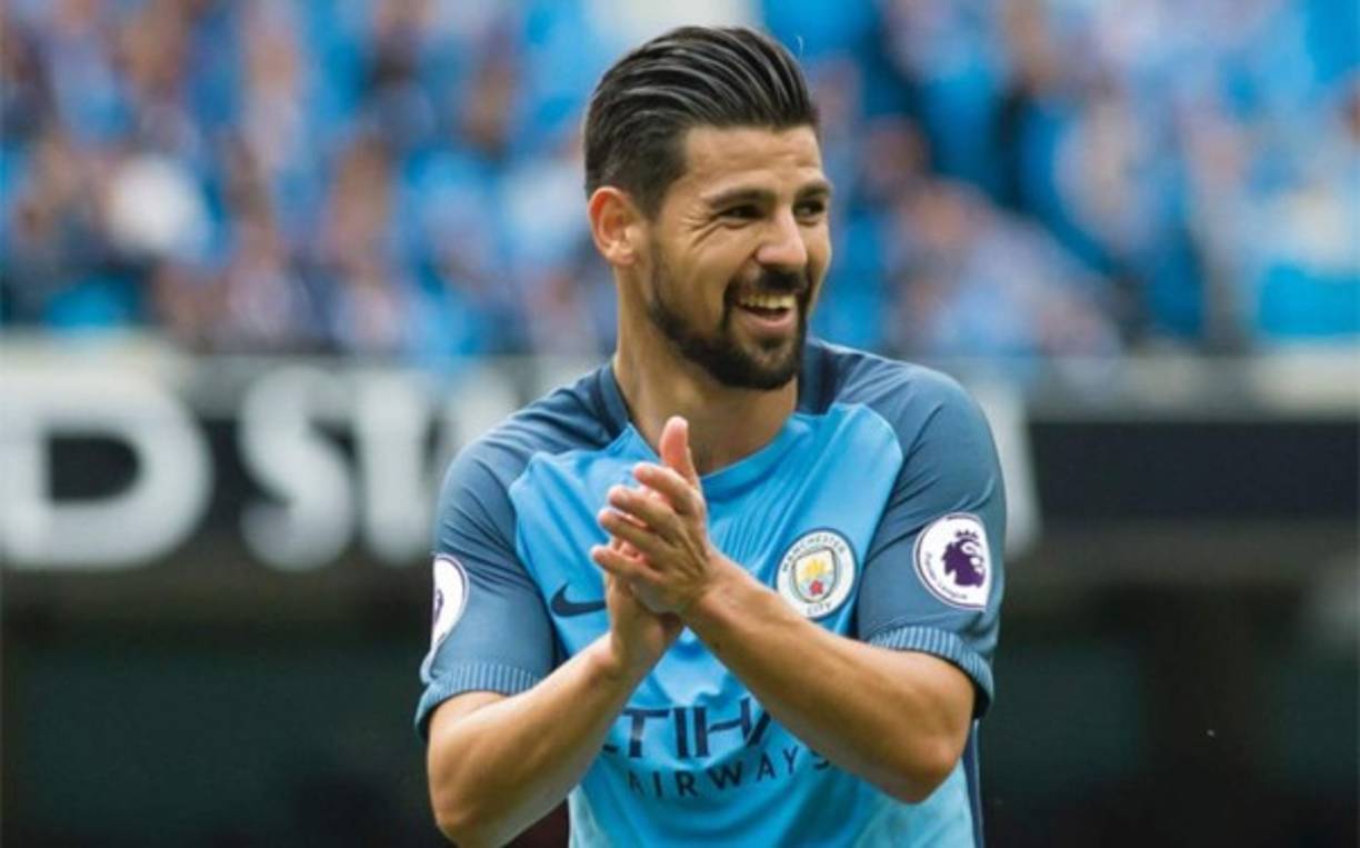 Manuel Agudo Durán, -más conocido como Nolito-, está como loco por dejar el Manchester City y volver a España. El internacional con ‘La Roja’ no es feliz ni está contento con su situación en Inglaterra, y ya ha anunciado que su intención es salir este verano. Tras lo dicho hace escasos segundos, resulta imposible imaginarse que siga en el Etihad el próximo curso. “Estoy como loco por volverme”, acaba de declarar el jugador a ‘Cadena Cope’, preguntado por si le gustaría regresar al fútbol español. “Que sigan fichando, a ver si me lo ponen todavía más fácil para salir”, ha sentenciado Nolito, al que parece no haberle gustado nada que Pep Guardiola se haya hecho con Bernardo Silva.