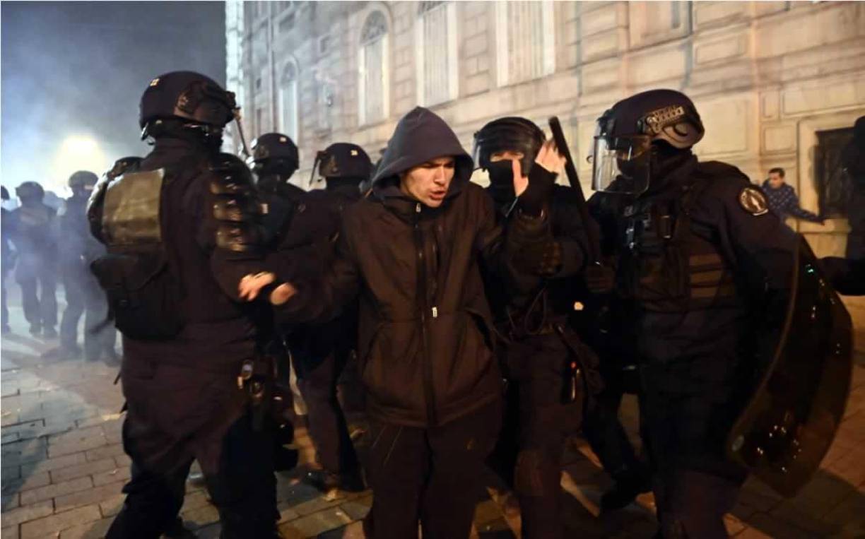 La Policía francesa tuvo mucho trabajo tratando de controlar el caos que provocaron aficionados franceses y marroquíes.