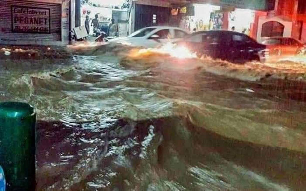 El Servicio Meteorológico Mexicano dijo que el huracán seguirá causando fuertes lluvias en Guerrero, Colima, Jalisco y Michoacán, todos en el Pacífico.