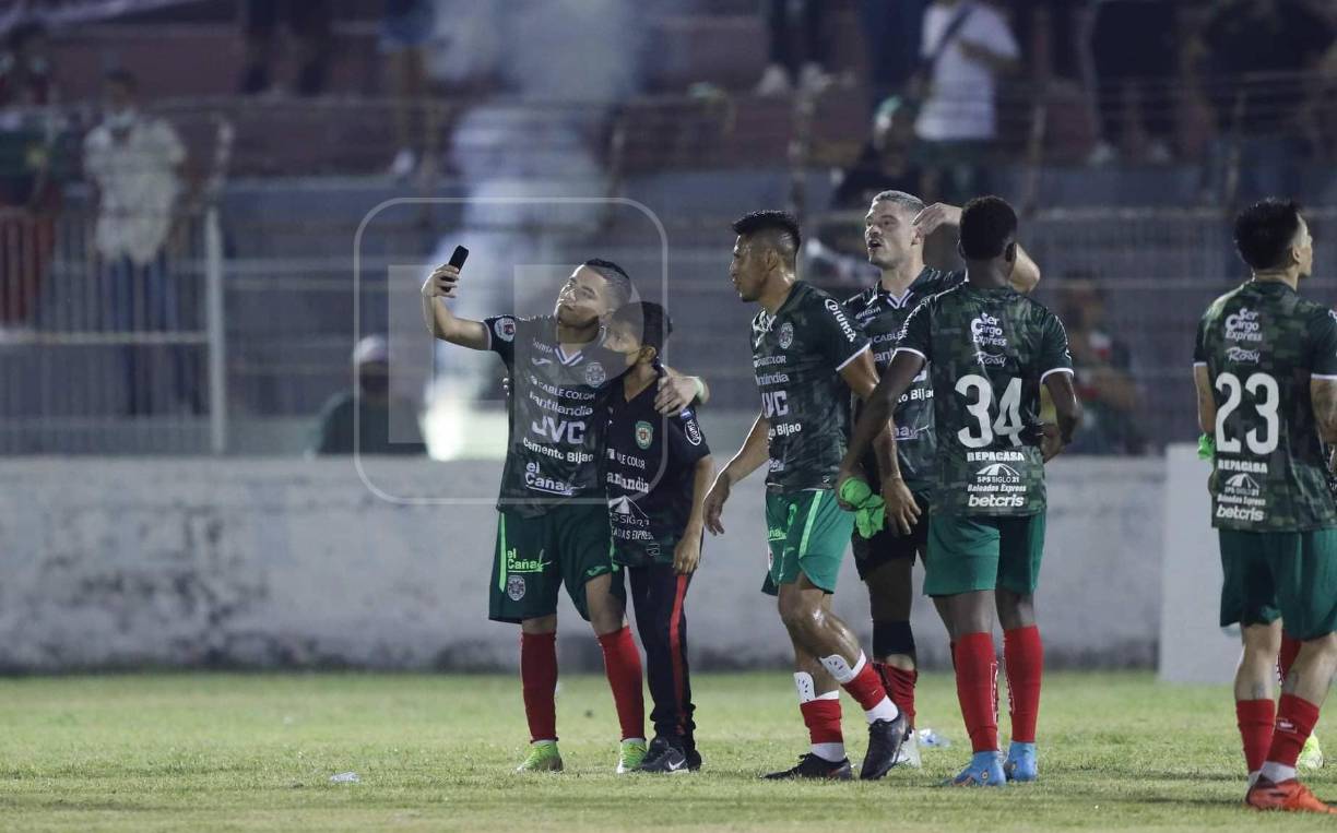 Isaac Castillo tuvo un gran gesto con este niño en el estadio Ceibeño. El pequeño le pidió una foto y el propio jugador la terminó tomando. En sus redes sociales el jugador del Marathón pidió ayuda para que localizaran al pequeño